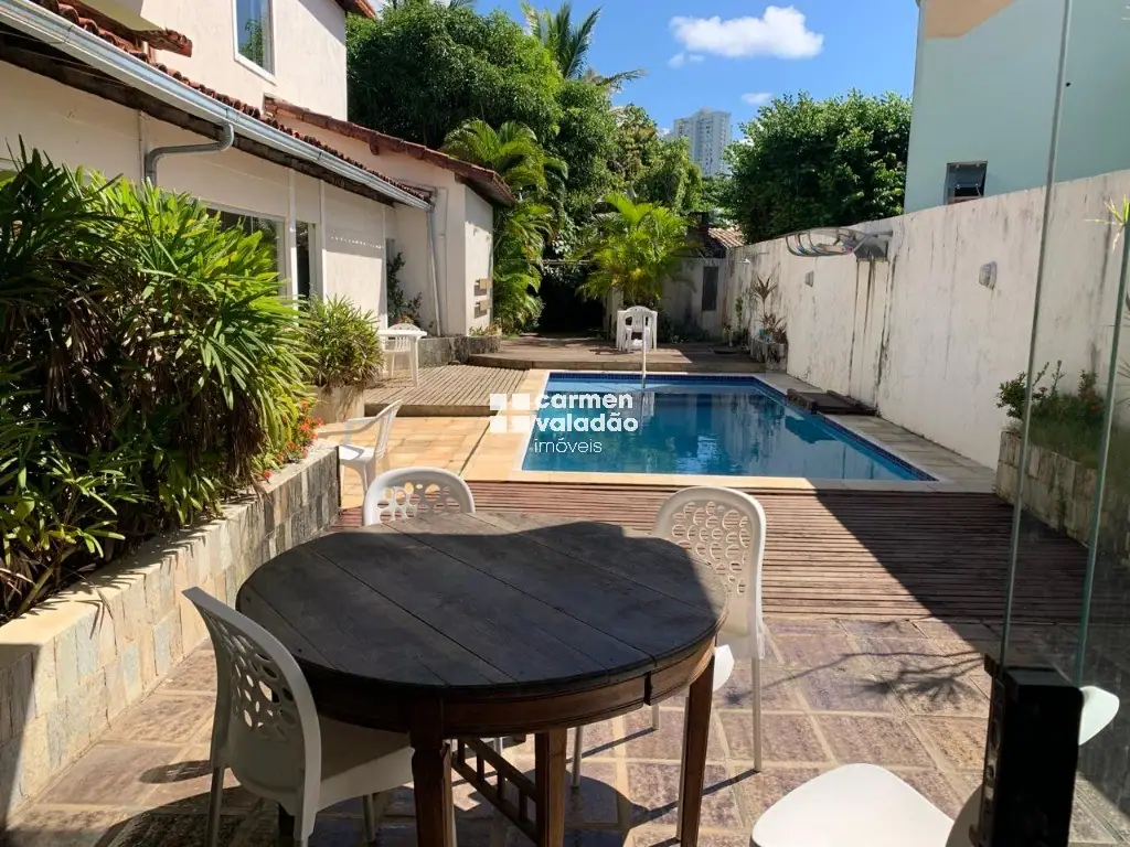 Área externa com piscina de uma casa no Horto Florestal, Salvador