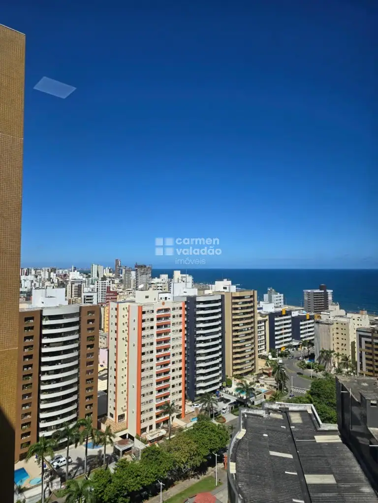 Vista aérea dos edifícios da Pituba com o mar ao fundo, Salvador